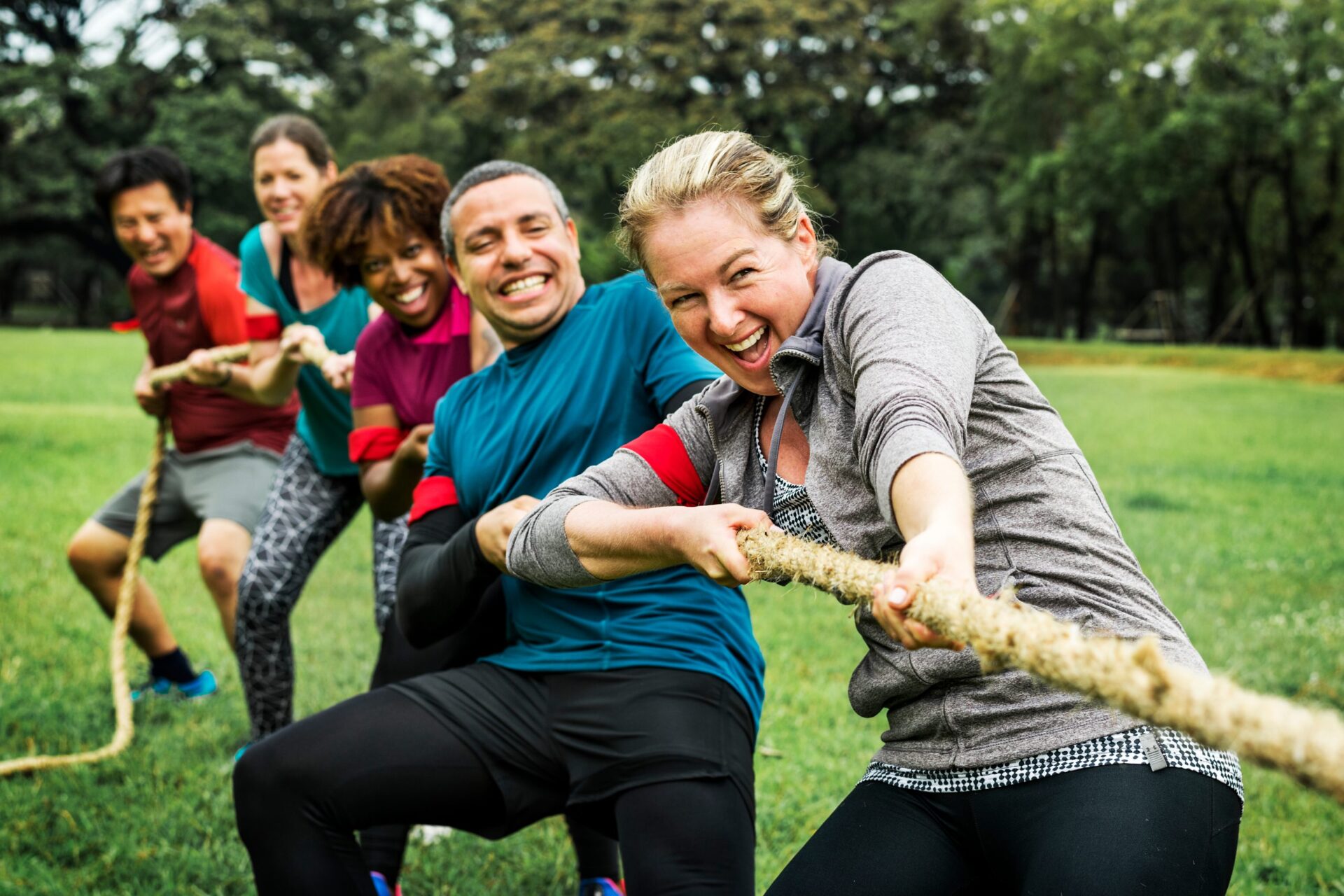 Photo of a team of people pulling a tug of war rope